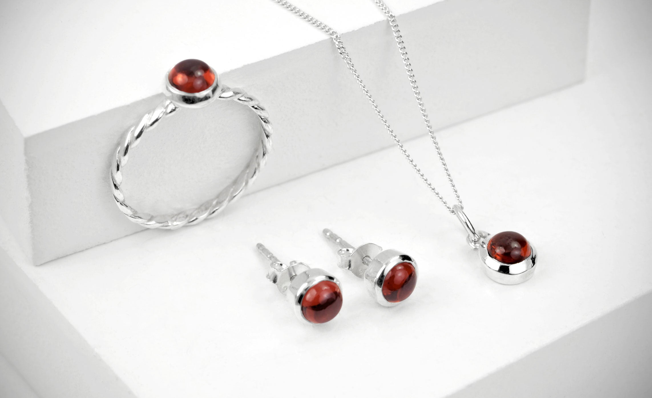 The January Birthstone Garnet - Properties, History & Meaning