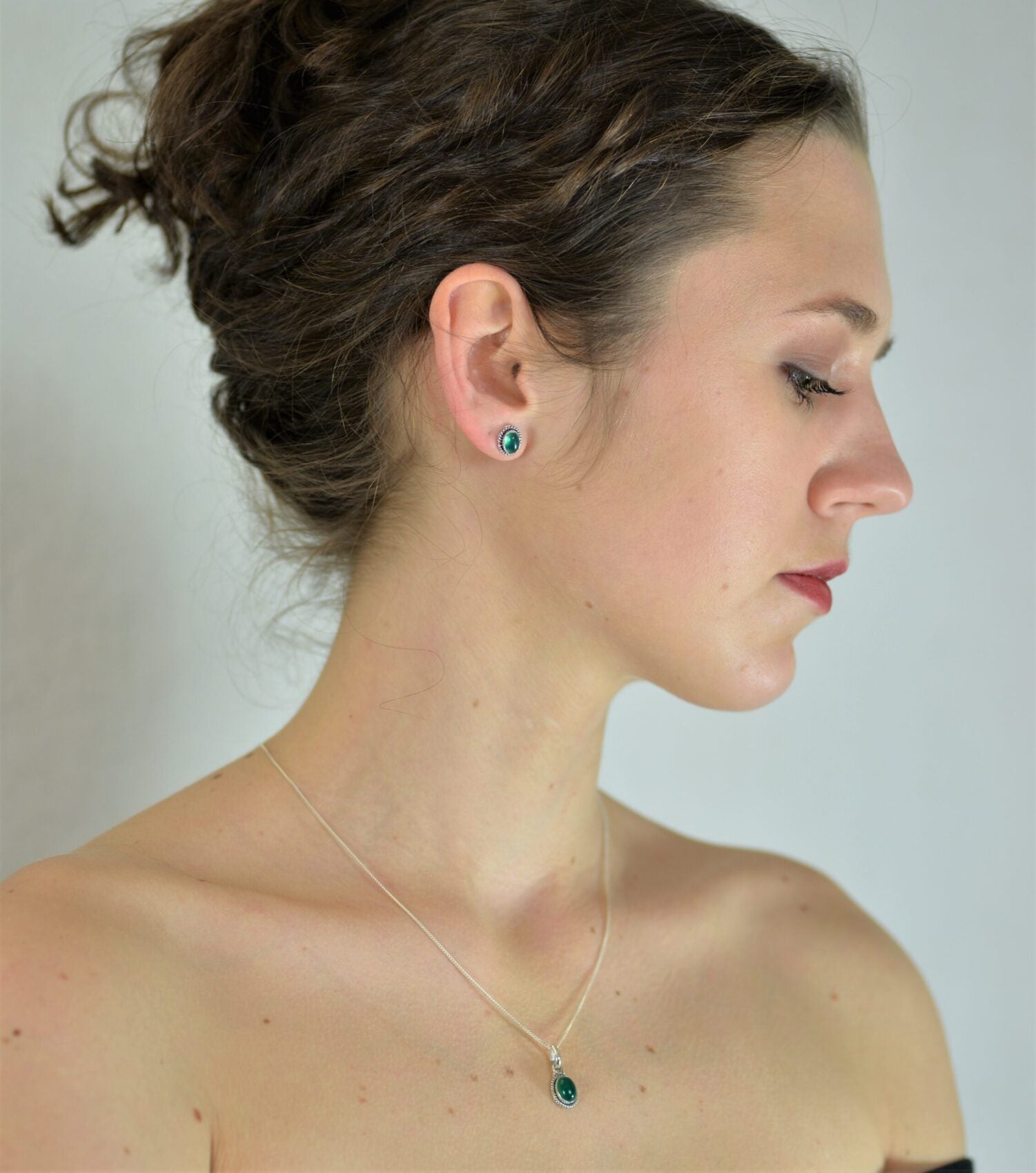 Twisted Wire Oval Pendant Necklace with Green Onyx in Sterling Silver